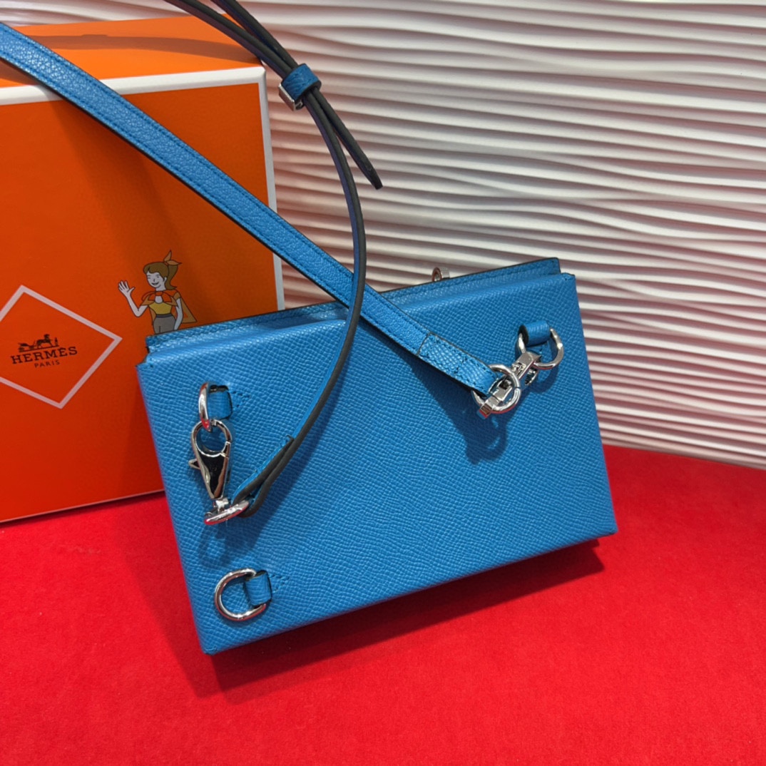 新款kelly三个可拆分隔层设计，横着背和竖着背都行，搭配H经典旋转扣设计，时尚又实用。三合一经典款。包