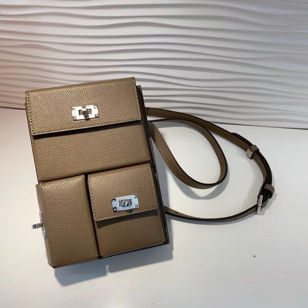 新款kelly三个可拆分隔层设计，横着背和竖着背都行，搭配H经典旋转扣设计，时尚又实用。三合一经典款。包