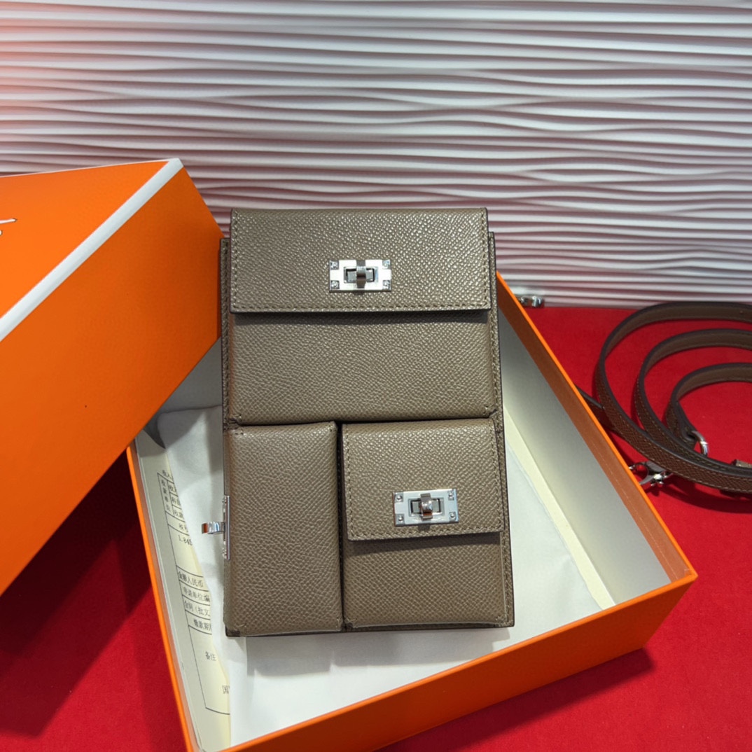 新款kelly三个可拆分隔层设计，横着背和竖着背都行，搭配H经典旋转扣设计，时尚又实用。三合一经典款。包