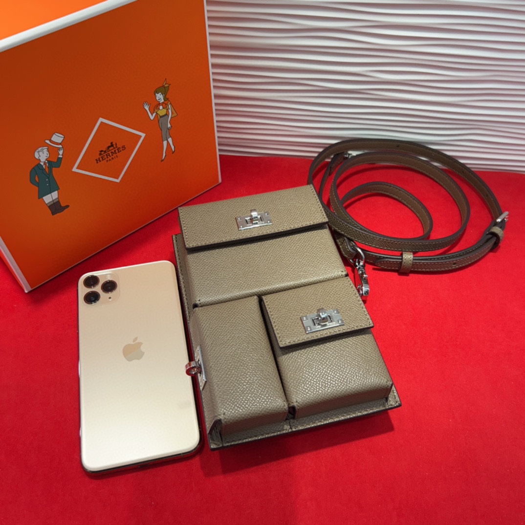 新款kelly三个可拆分隔层设计，横着背和竖着背都行，搭配H经典旋转扣设计，时尚又实用。三合一经典款。包