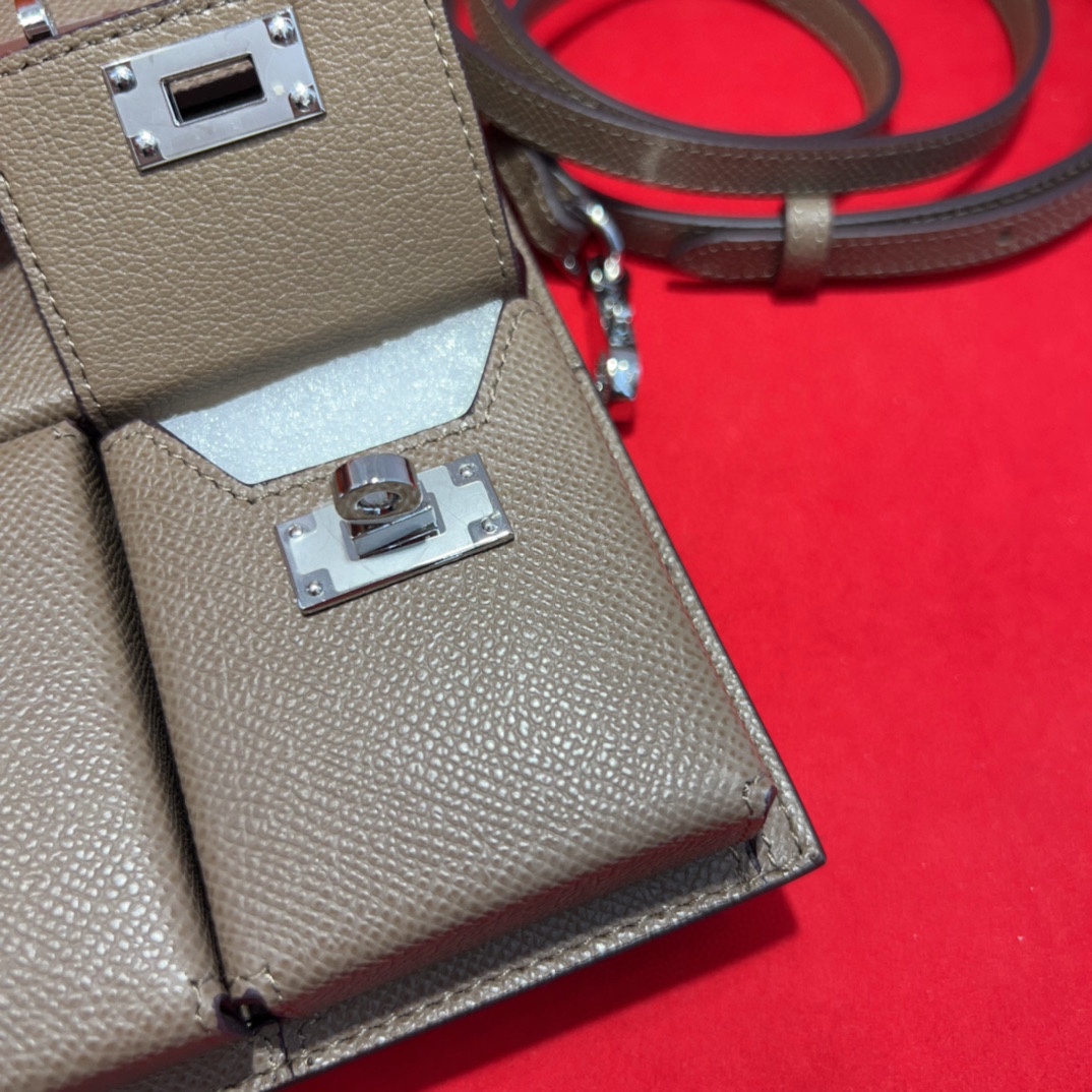 新款kelly三个可拆分隔层设计，横着背和竖着背都行，搭配H经典旋转扣设计，时尚又实用。三合一经典款。包