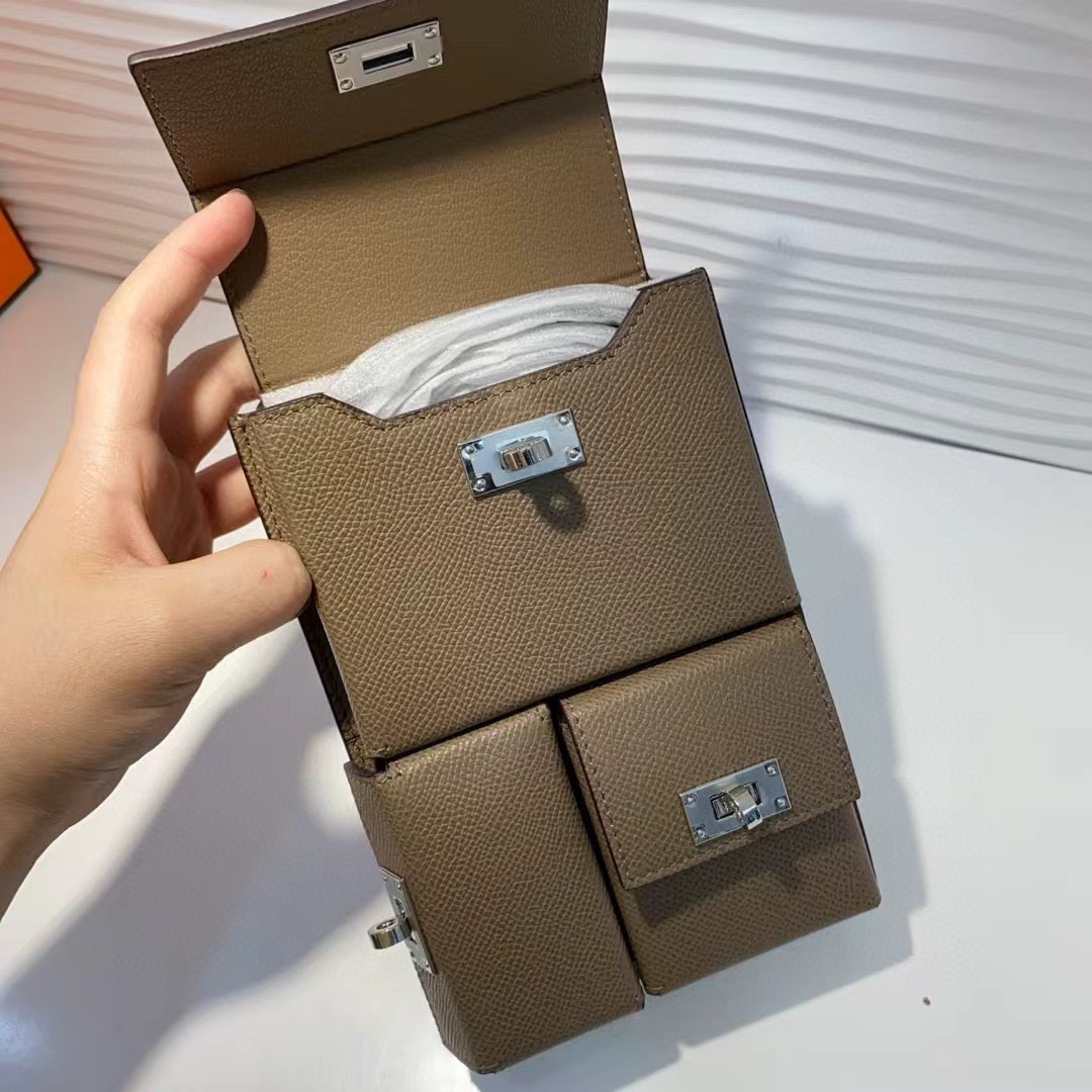 新款kelly三个可拆分隔层设计，横着背和竖着背都行，搭配H经典旋转扣设计，时尚又实用。三合一经典款。包