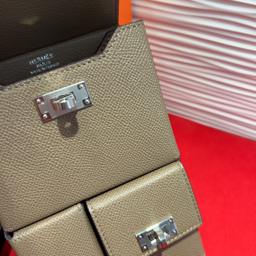 新款kelly三个可拆分隔层设计，横着背和竖着背都行，搭配H经典旋转扣设计，时尚又实用。三合一经典款。包