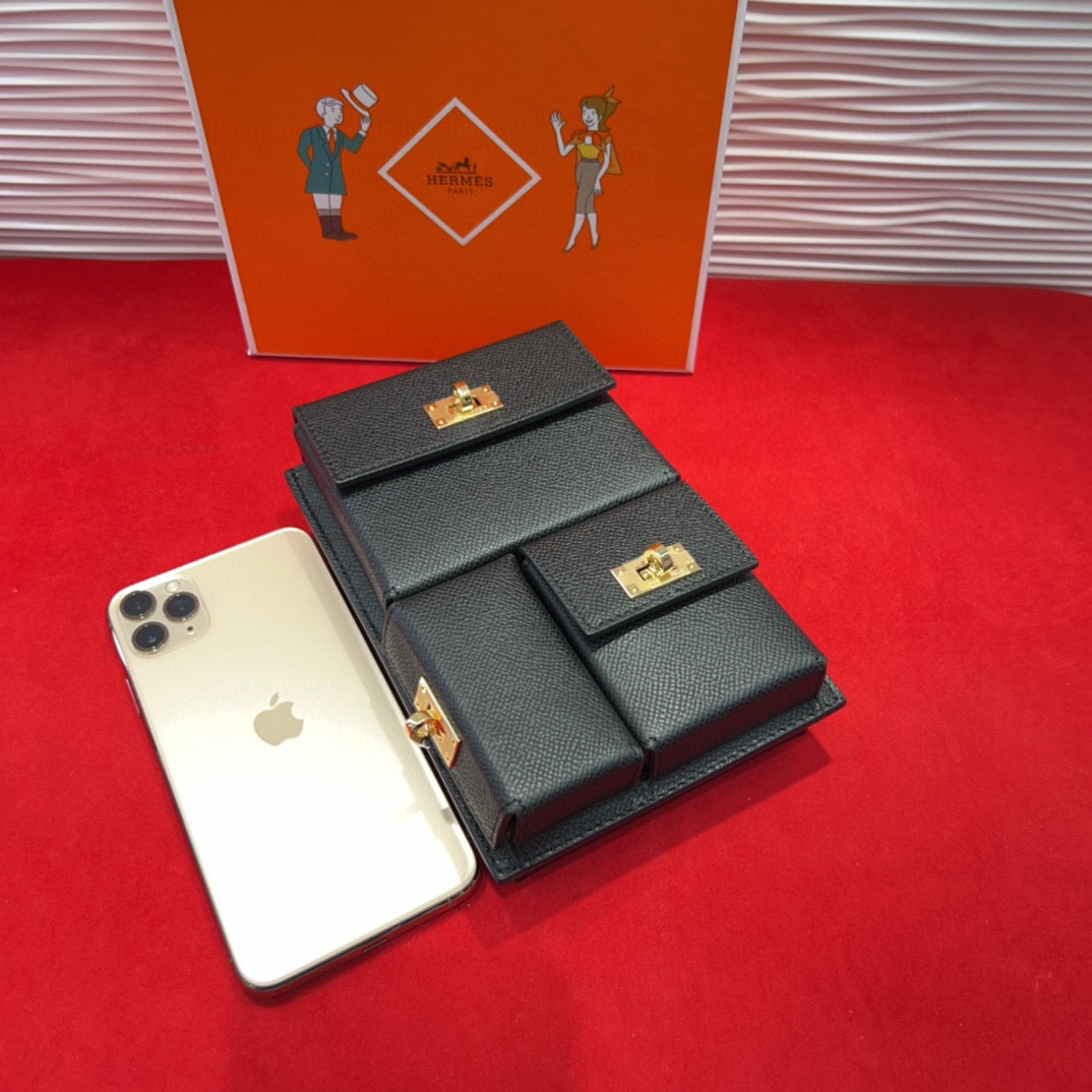 新款kelly三个可拆分隔层设计，横着背和竖着背都行，搭配H经典旋转扣设计，时尚又实用。三合一经典款。包