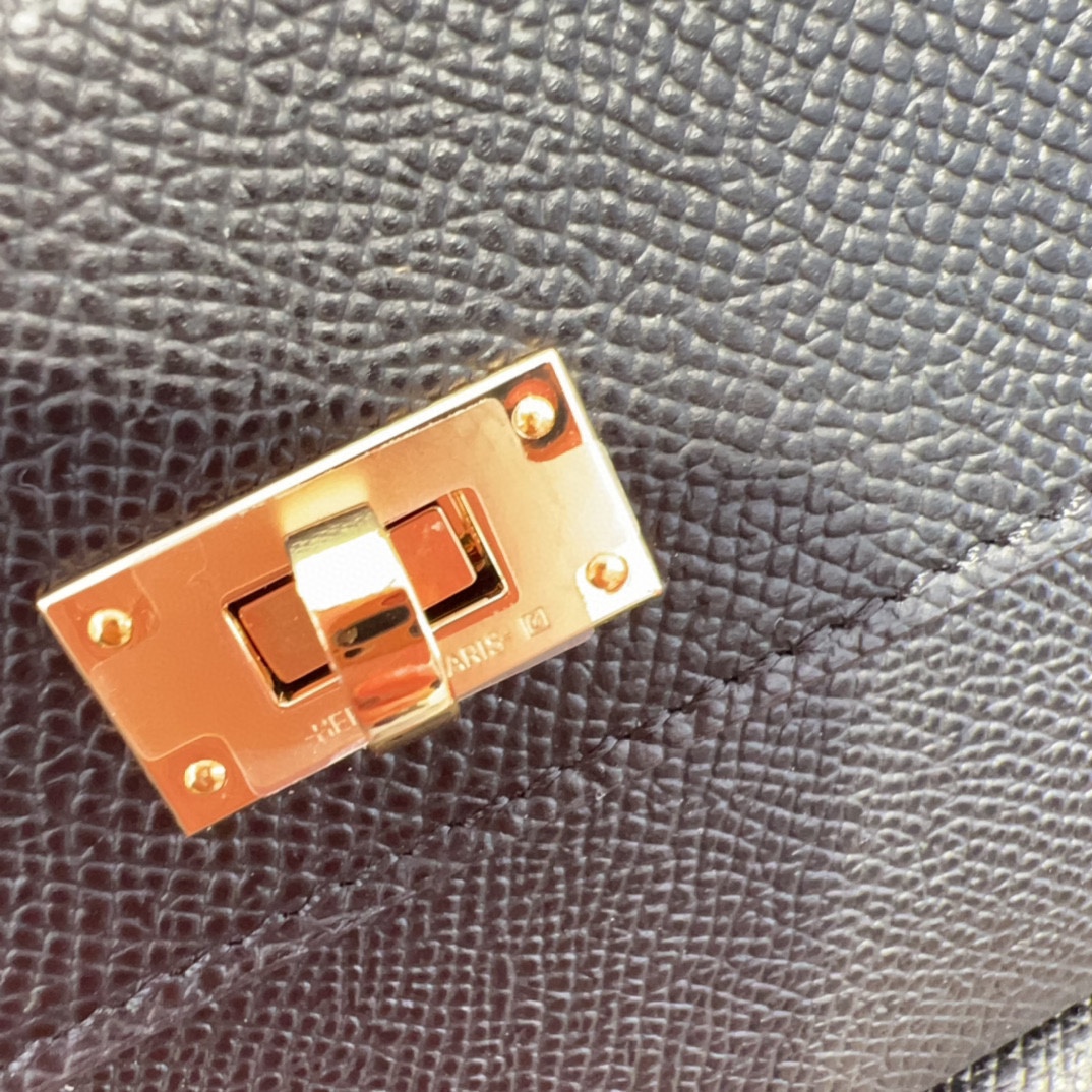 新款kelly三个可拆分隔层设计，横着背和竖着背都行，搭配H经典旋转扣设计，时尚又实用。三合一经典款。包