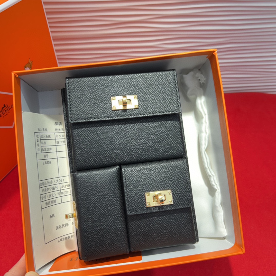 新款kelly三个可拆分隔层设计，横着背和竖着背都行，搭配H经典旋转扣设计，时尚又实用。三合一经典款。包