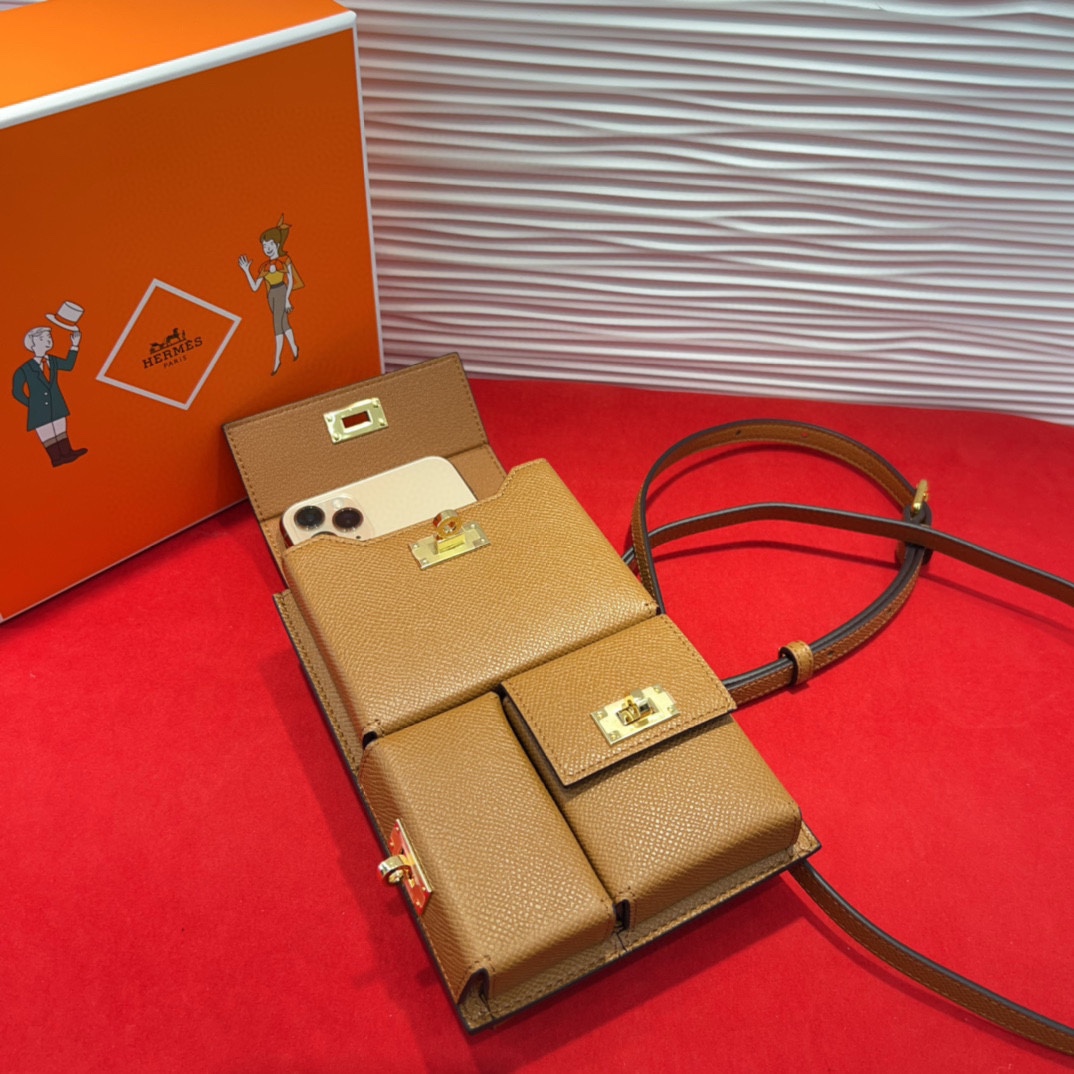 新款kelly三个可拆分隔层设计，横着背和竖着背都行，搭配H经典旋转扣设计，时尚又实用。三合一经典款。包