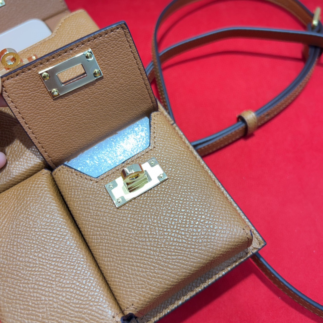 新款kelly三个可拆分隔层设计，横着背和竖着背都行，搭配H经典旋转扣设计，时尚又实用。三合一经典款。包