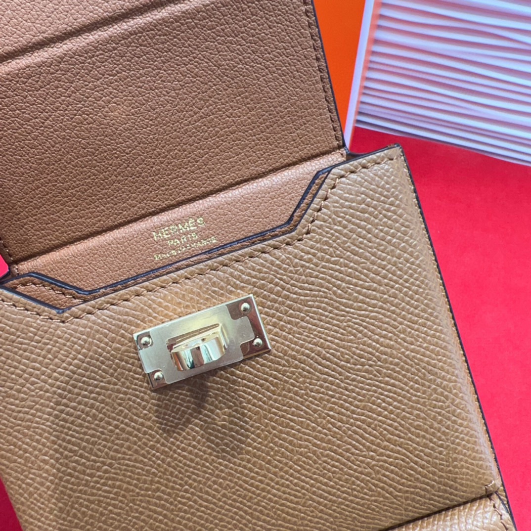 新款kelly三个可拆分隔层设计，横着背和竖着背都行，搭配H经典旋转扣设计，时尚又实用。三合一经典款。包