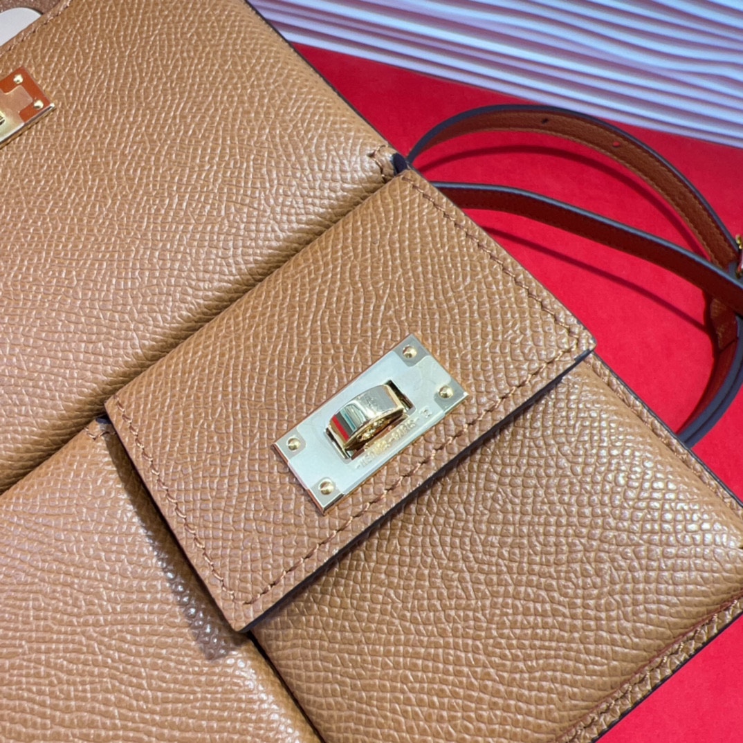 新款kelly三个可拆分隔层设计，横着背和竖着背都行，搭配H经典旋转扣设计，时尚又实用。三合一经典款。包