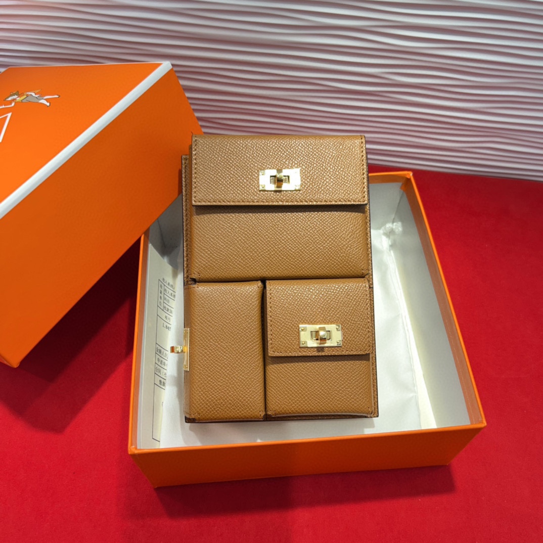 新款kelly三个可拆分隔层设计，横着背和竖着背都行，搭配H经典旋转扣设计，时尚又实用。三合一经典款。包