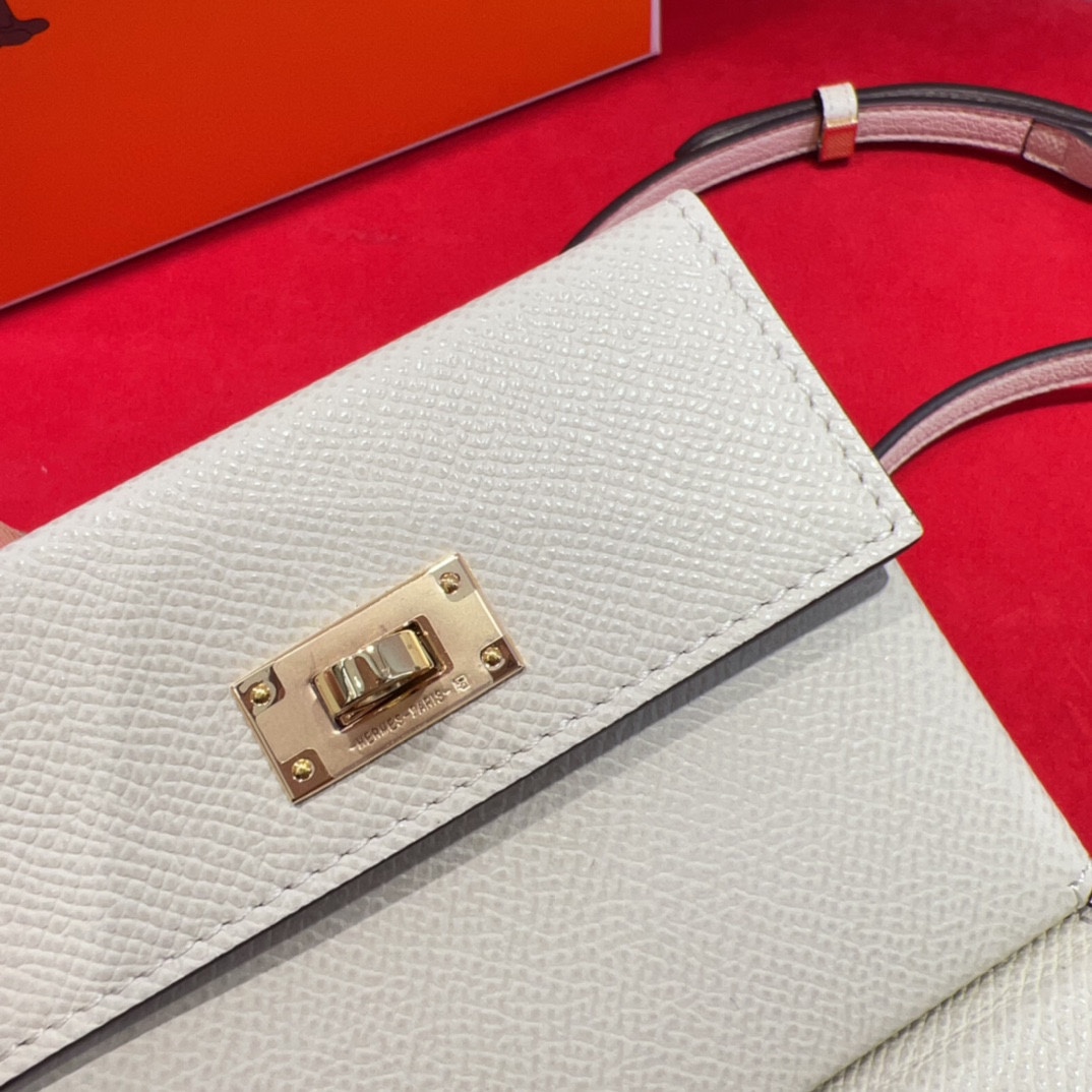 新款kelly三个可拆分隔层设计，横着背和竖着背都行，搭配H经典旋转扣设计，时尚又实用。三合一经典款。包