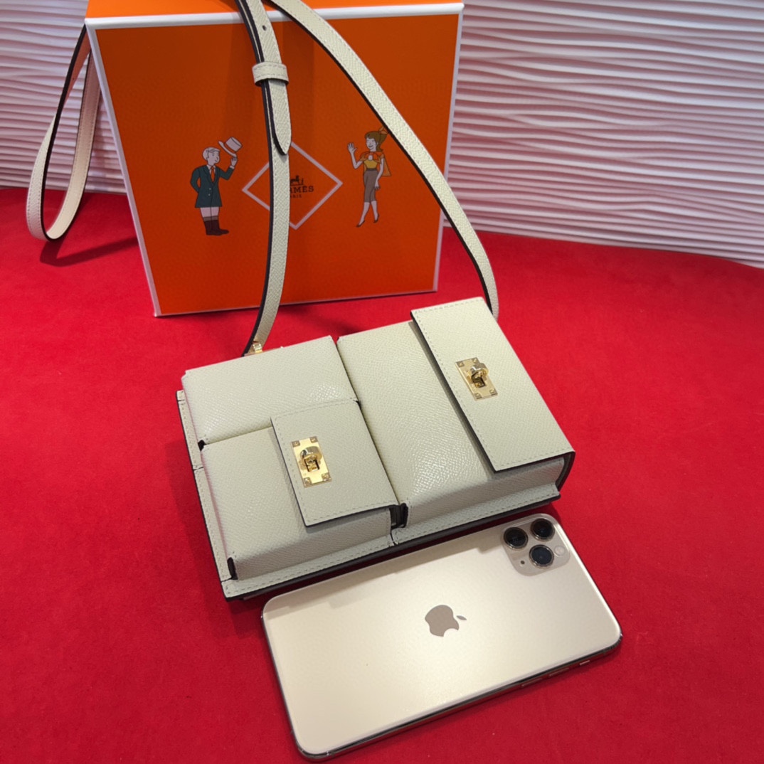 新款kelly三个可拆分隔层设计，横着背和竖着背都行，搭配H经典旋转扣设计，时尚又实用。三合一经典款。包