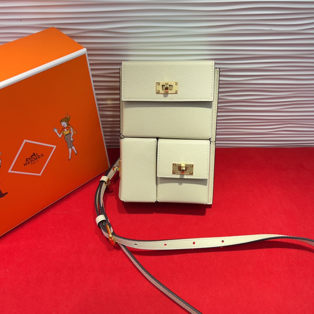 新款kelly三个可拆分隔层设计，横着背和竖着背都行，搭配H经典旋转扣设计，时尚又实用。三合一经典款。包