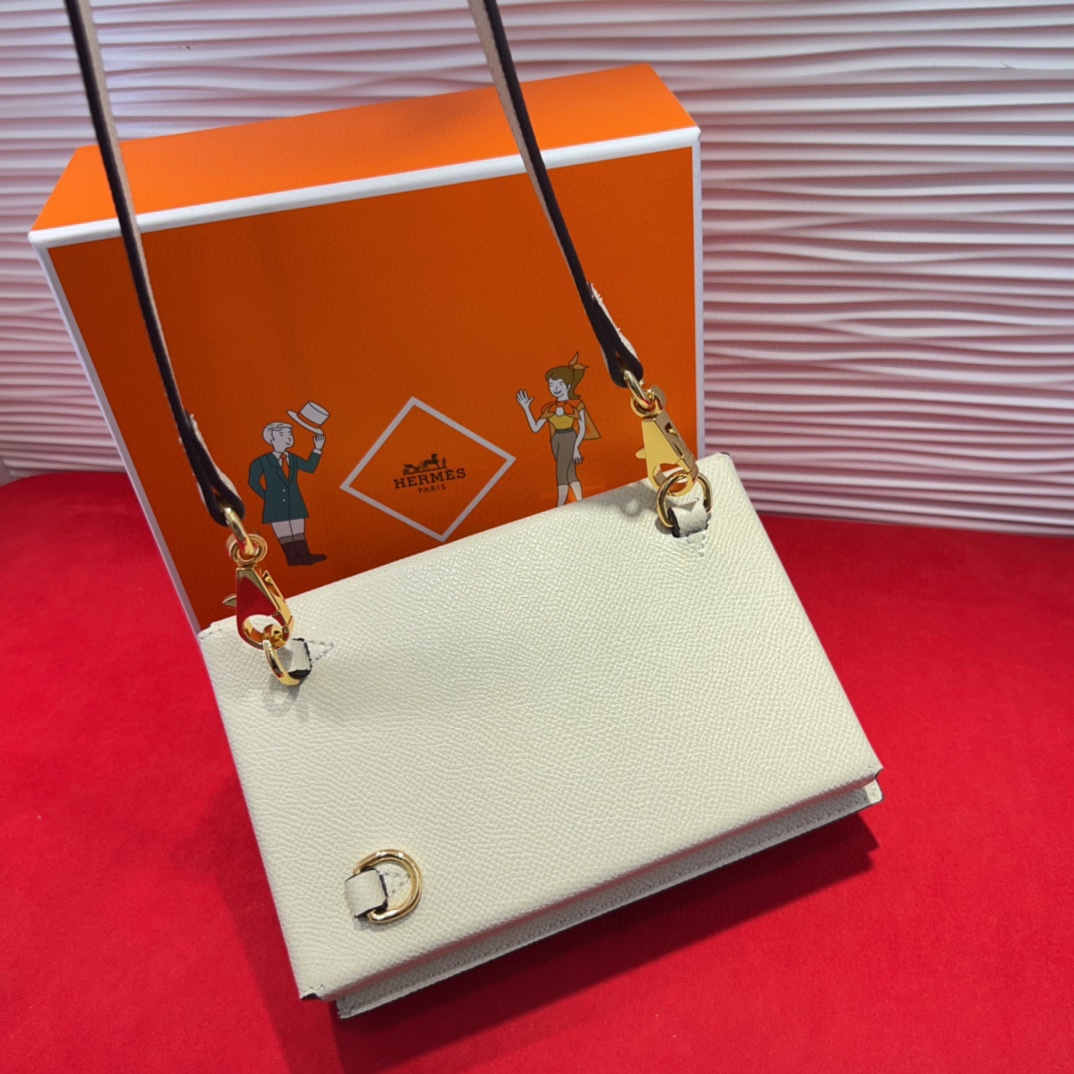 新款kelly三个可拆分隔层设计，横着背和竖着背都行，搭配H经典旋转扣设计，时尚又实用。三合一经典款。包