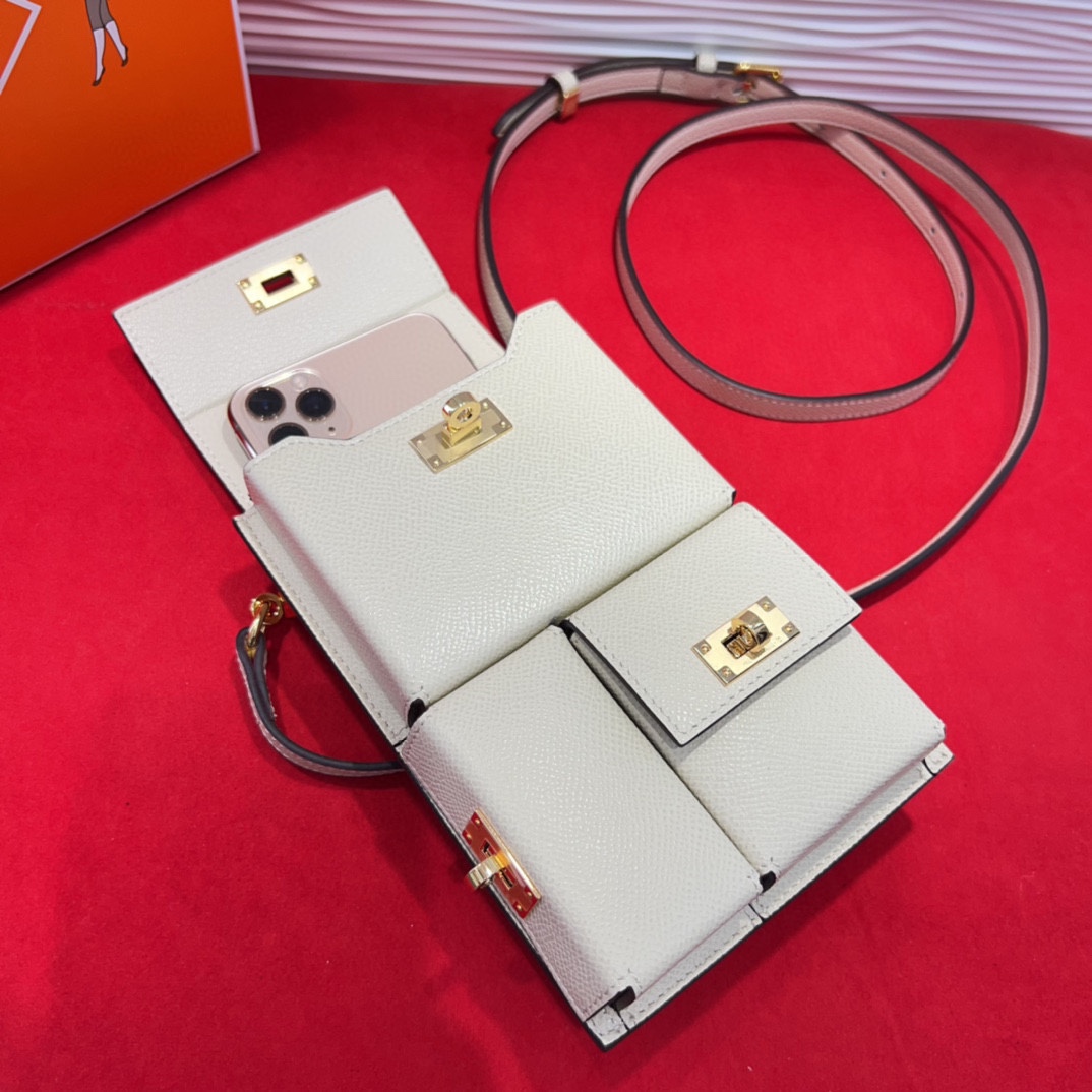 新款kelly三个可拆分隔层设计，横着背和竖着背都行，搭配H经典旋转扣设计，时尚又实用。三合一经典款。包