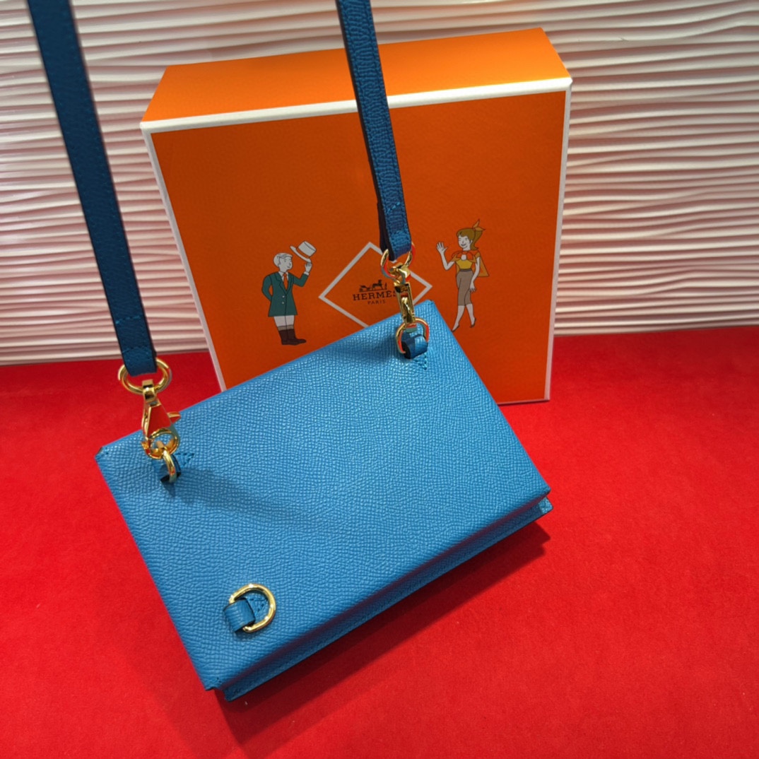 新款kelly三个可拆分隔层设计，横着背和竖着背都行，搭配H经典旋转扣设计，时尚又实用。三合一经典款。包