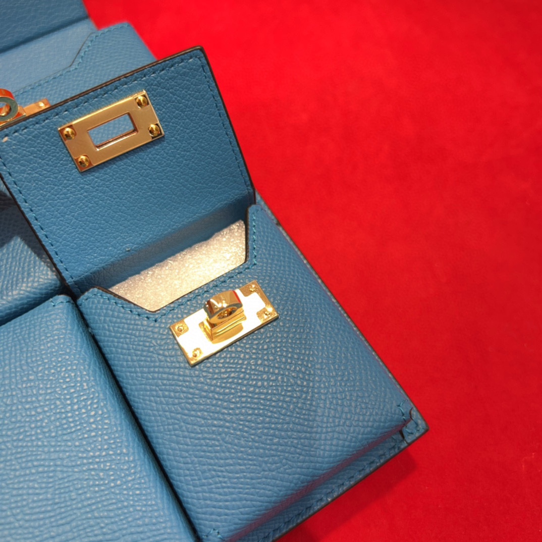 新款kelly三个可拆分隔层设计，横着背和竖着背都行，搭配H经典旋转扣设计，时尚又实用。三合一经典款。包