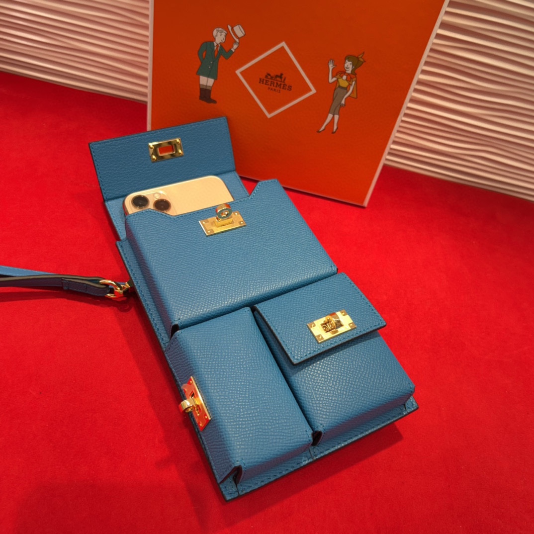 新款kelly三个可拆分隔层设计，横着背和竖着背都行，搭配H经典旋转扣设计，时尚又实用。三合一经典款。包