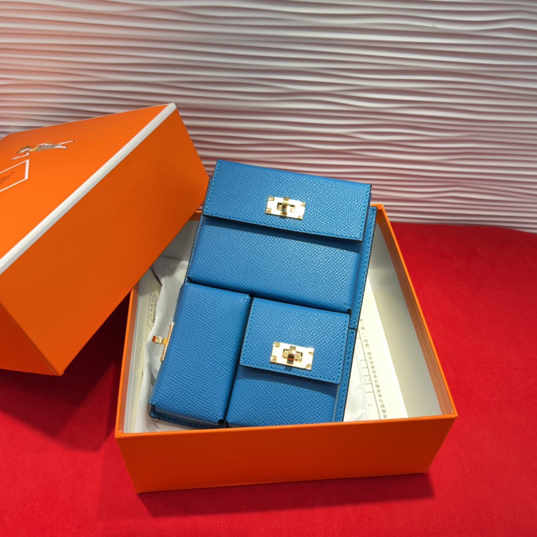 新款kelly三个可拆分隔层设计，横着背和竖着背都行，搭配H经典旋转扣设计，时尚又实用。三合一经典款。包