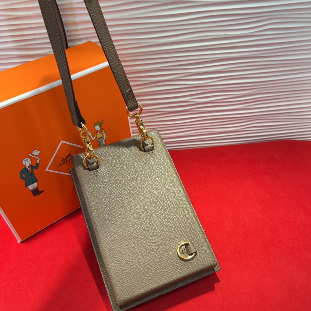 新款kelly三个可拆分隔层设计，横着背和竖着背都行，搭配H经典旋转扣设计，时尚又实用。三合一经典款。包