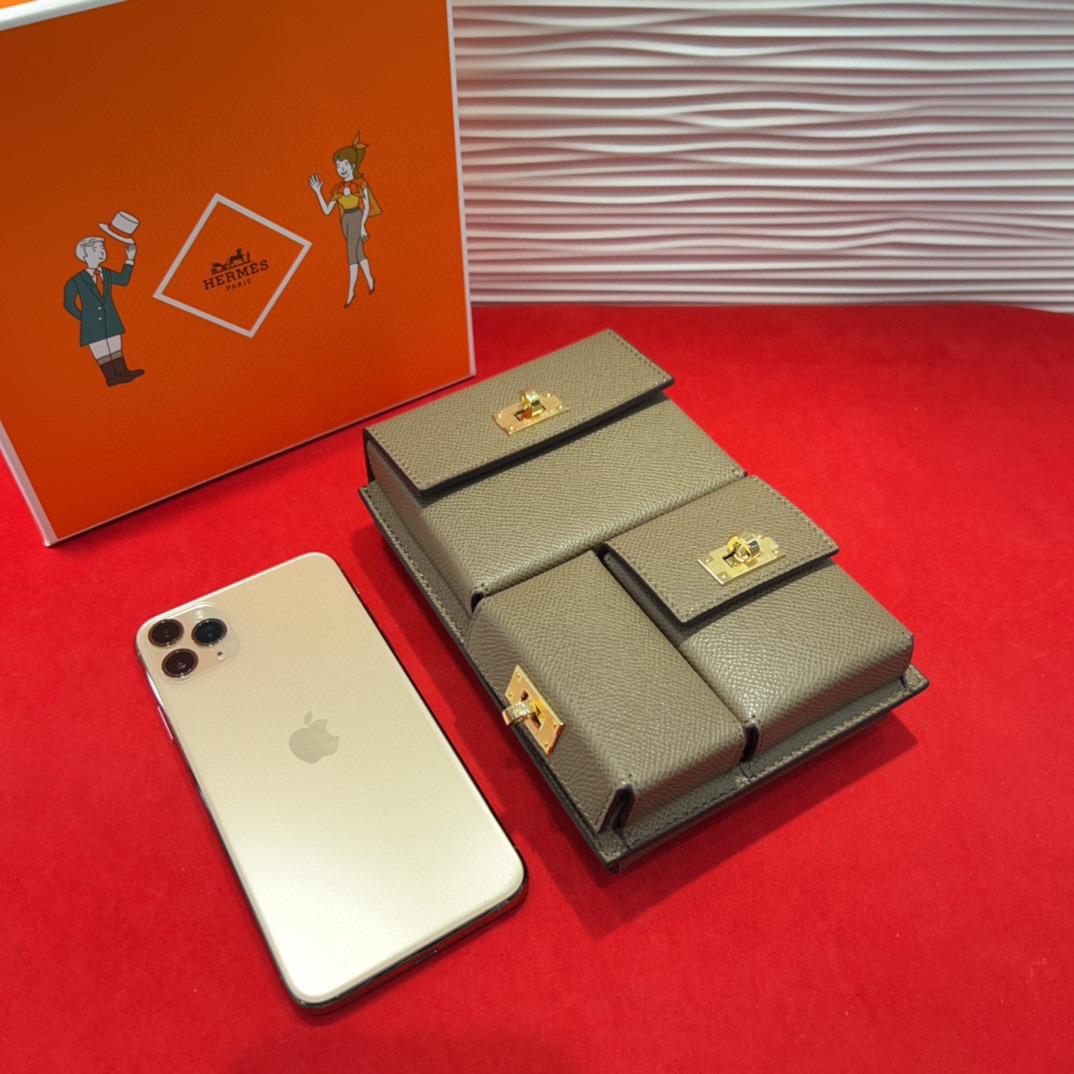 新款kelly三个可拆分隔层设计，横着背和竖着背都行，搭配H经典旋转扣设计，时尚又实用。三合一经典款。包