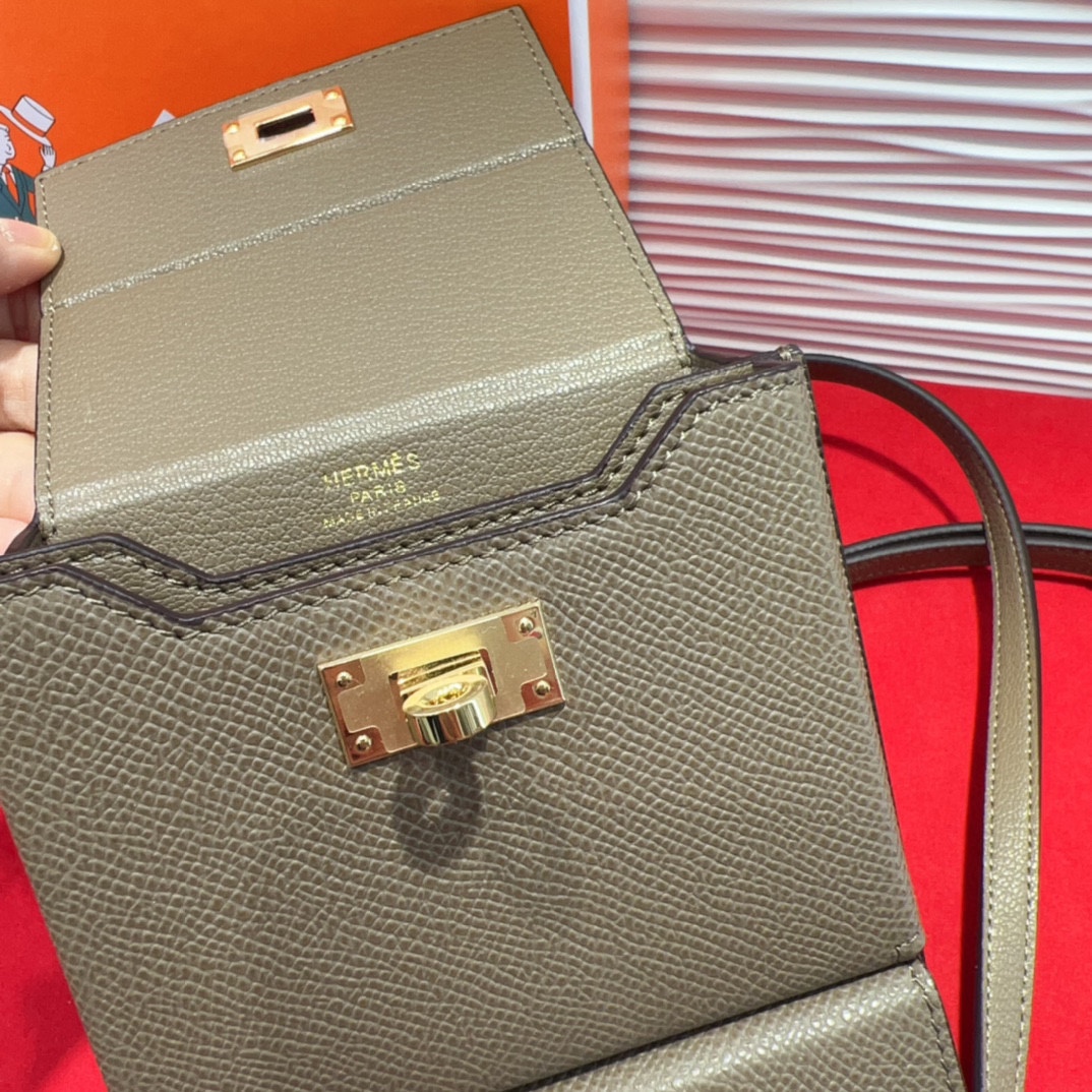 新款kelly三个可拆分隔层设计，横着背和竖着背都行，搭配H经典旋转扣设计，时尚又实用。三合一经典款。包