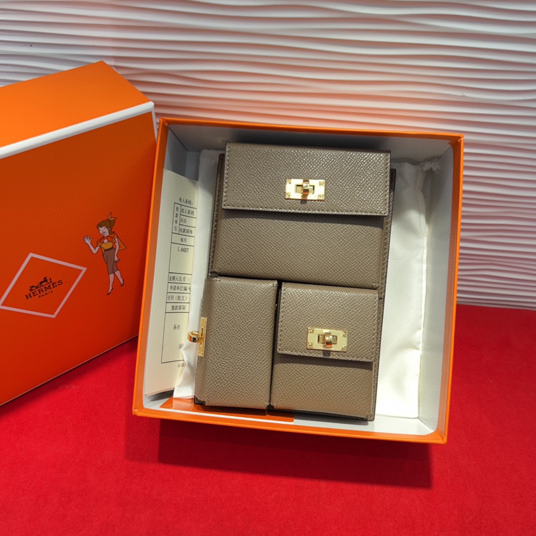 新款kelly三个可拆分隔层设计，横着背和竖着背都行，搭配H经典旋转扣设计，时尚又实用。三合一经典款。包