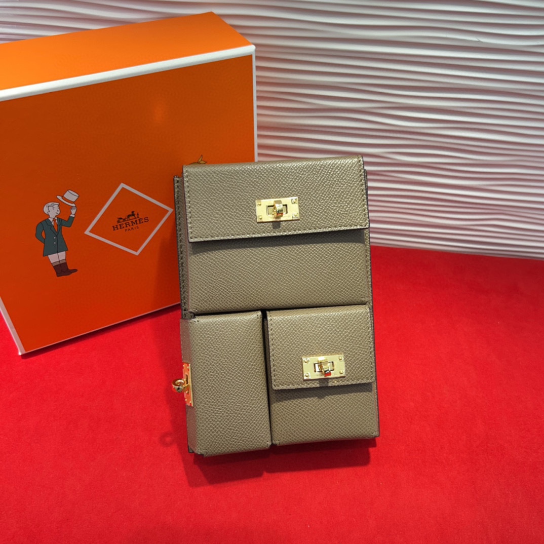 新款kelly三个可拆分隔层设计，横着背和竖着背都行，搭配H经典旋转扣设计，时尚又实用。三合一经典款。包