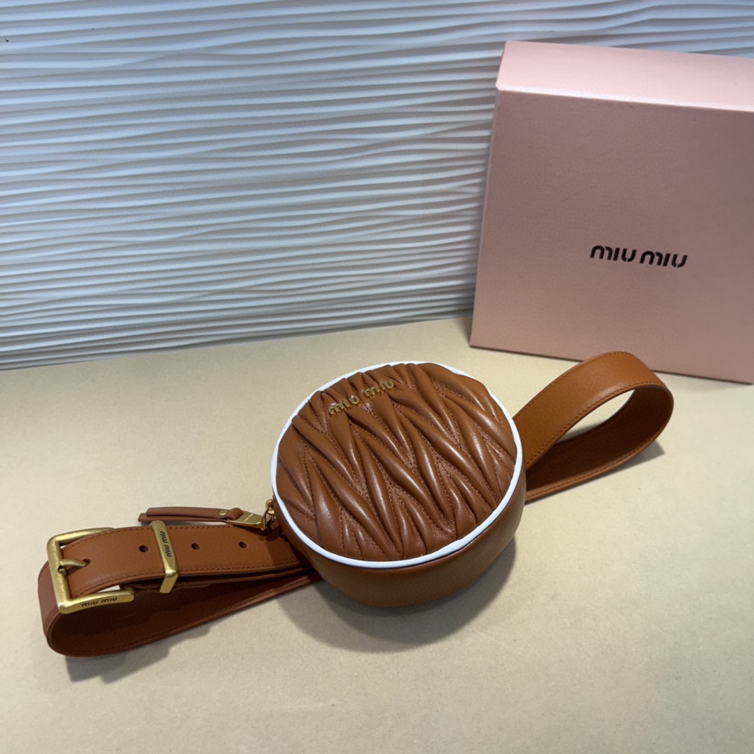 miumiu 这款皮革腰带是提升别致造型品味的理想之选。醒目的标志性徽标装点搭扣，营造精致撞色与纹理效果