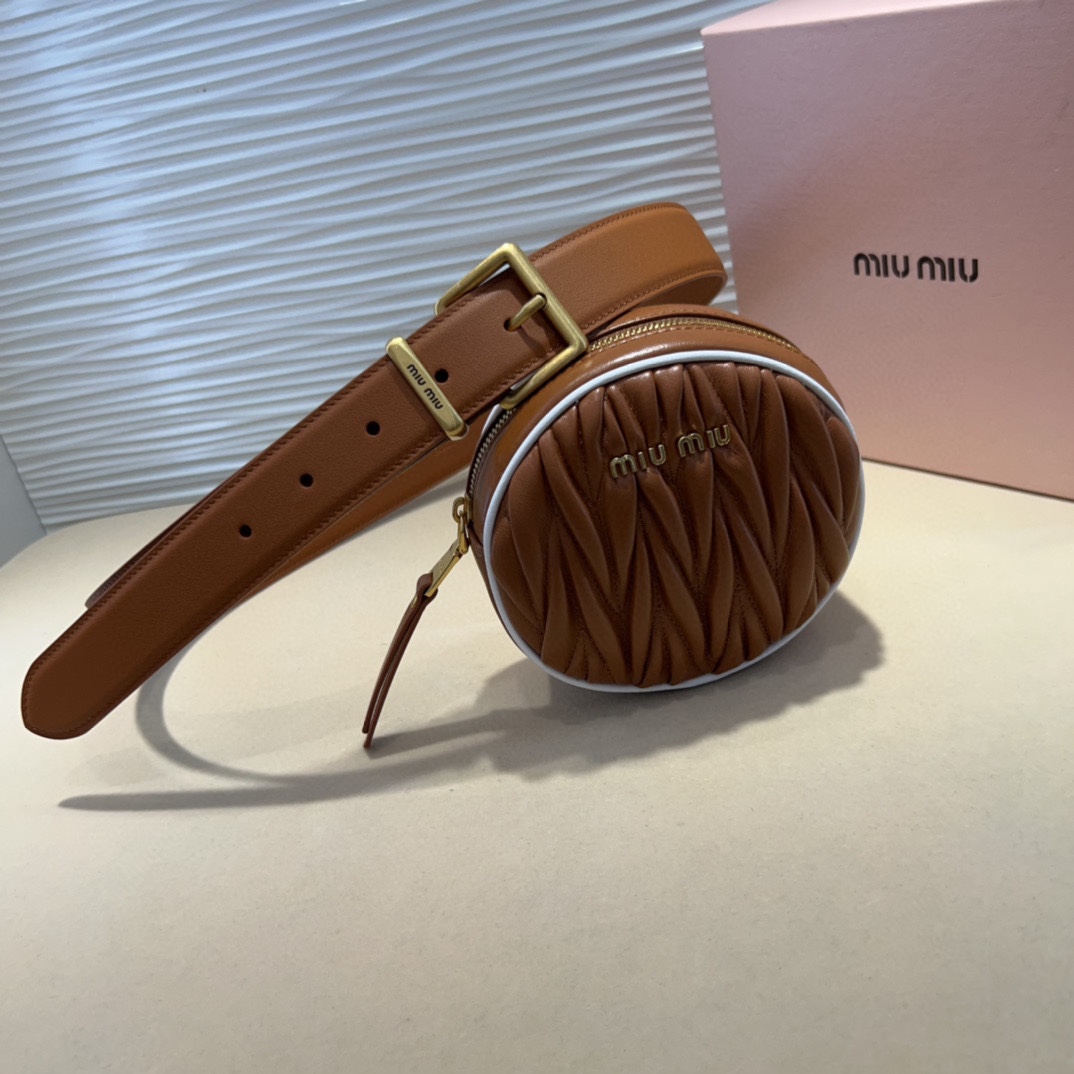 miumiu 这款皮革腰带是提升别致造型品味的理想之选。醒目的标志性徽标装点搭扣，营造精致撞色与纹理效果
