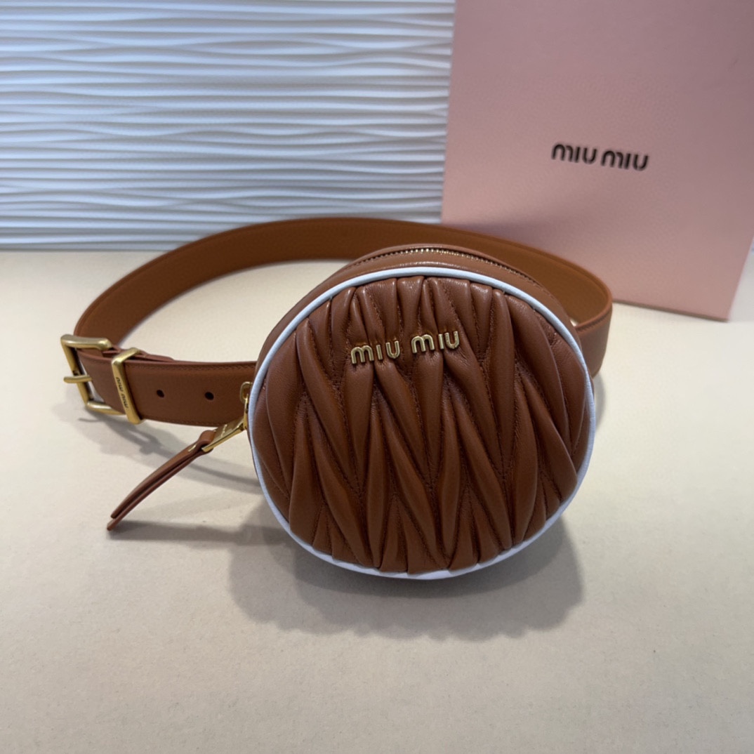 miumiu 这款皮革腰带是提升别致造型品味的理想之选。醒目的标志性徽标装点搭扣，营造精致撞色与纹理效果