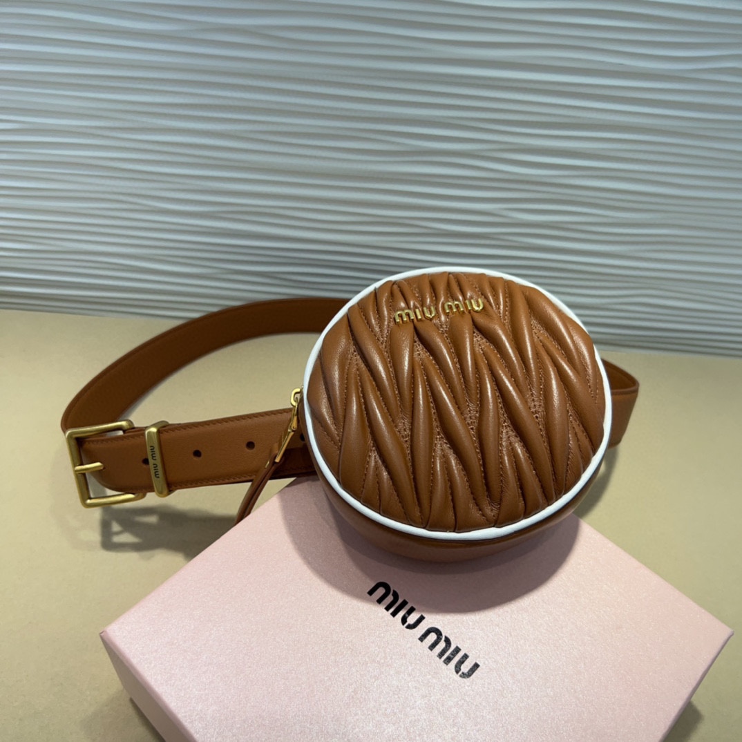 miumiu 这款皮革腰带是提升别致造型品味的理想之选。醒目的标志性徽标装点搭扣，营造精致撞色与纹理效果