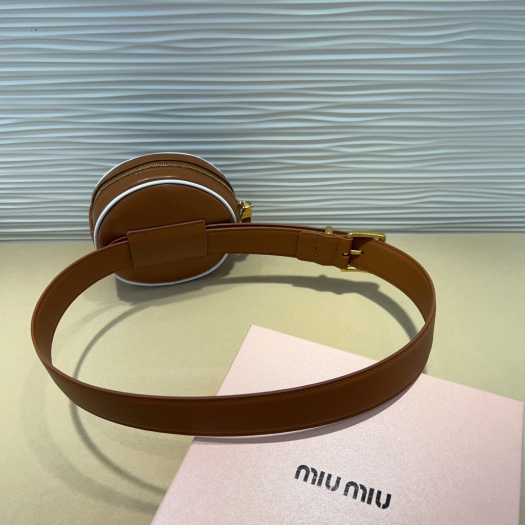 miumiu 这款皮革腰带是提升别致造型品味的理想之选。醒目的标志性徽标装点搭扣，营造精致撞色与纹理效果