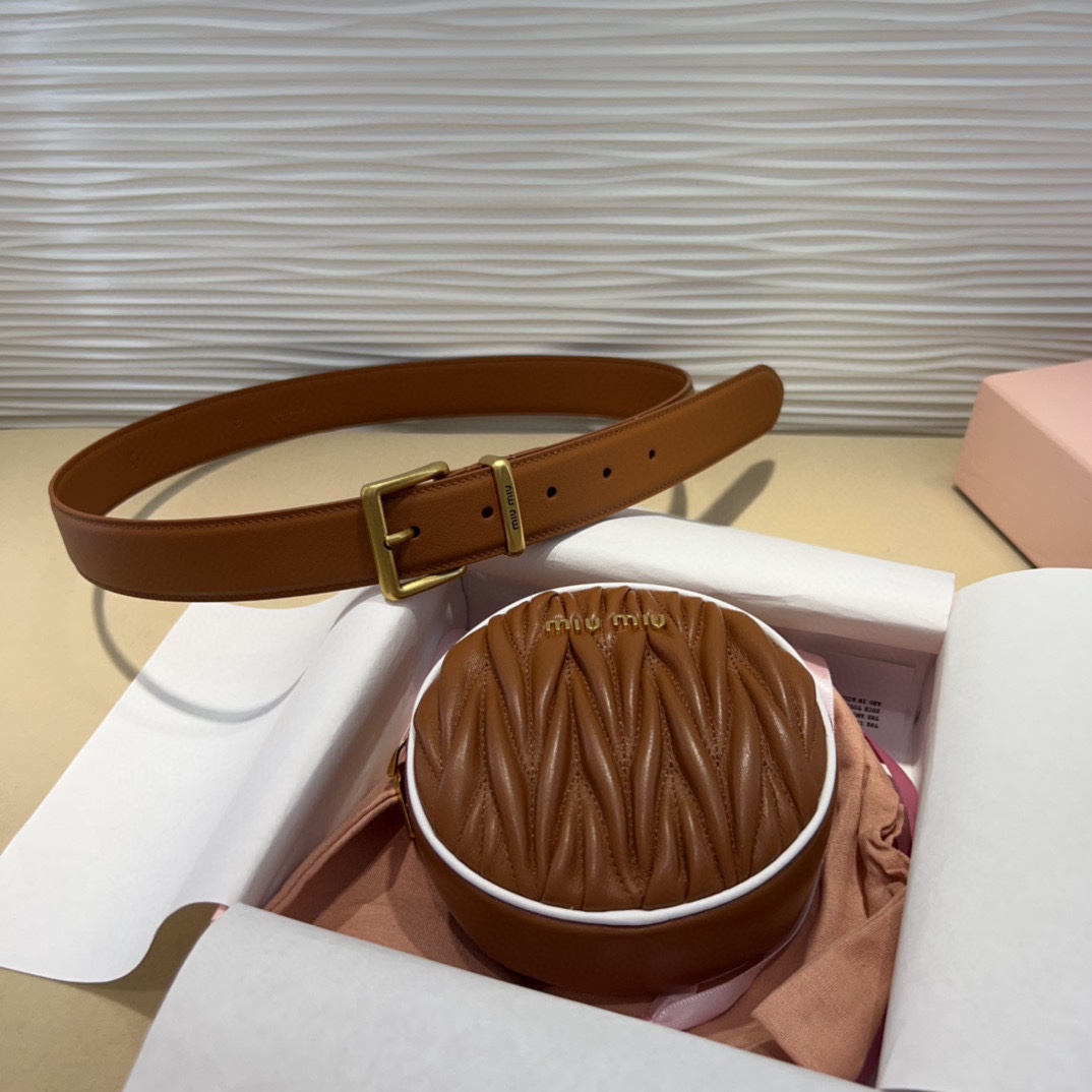 miumiu 这款皮革腰带是提升别致造型品味的理想之选。醒目的标志性徽标装点搭扣，营造精致撞色与纹理效果