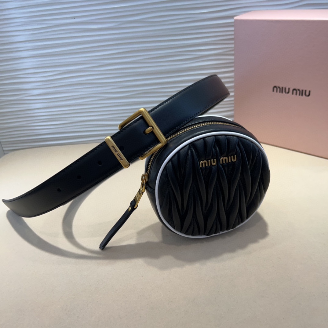 miumiu 这款皮革腰带是提升别致造型品味的理想之选。醒目的标志性徽标装点搭扣，营造精致撞色与纹理效果