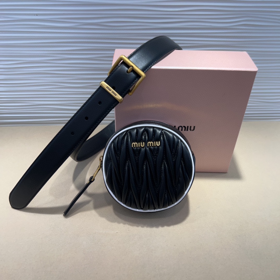 miumiu 这款皮革腰带是提升别致造型品味的理想之选。醒目的标志性徽标装点搭扣，营造精致撞色与纹理效果