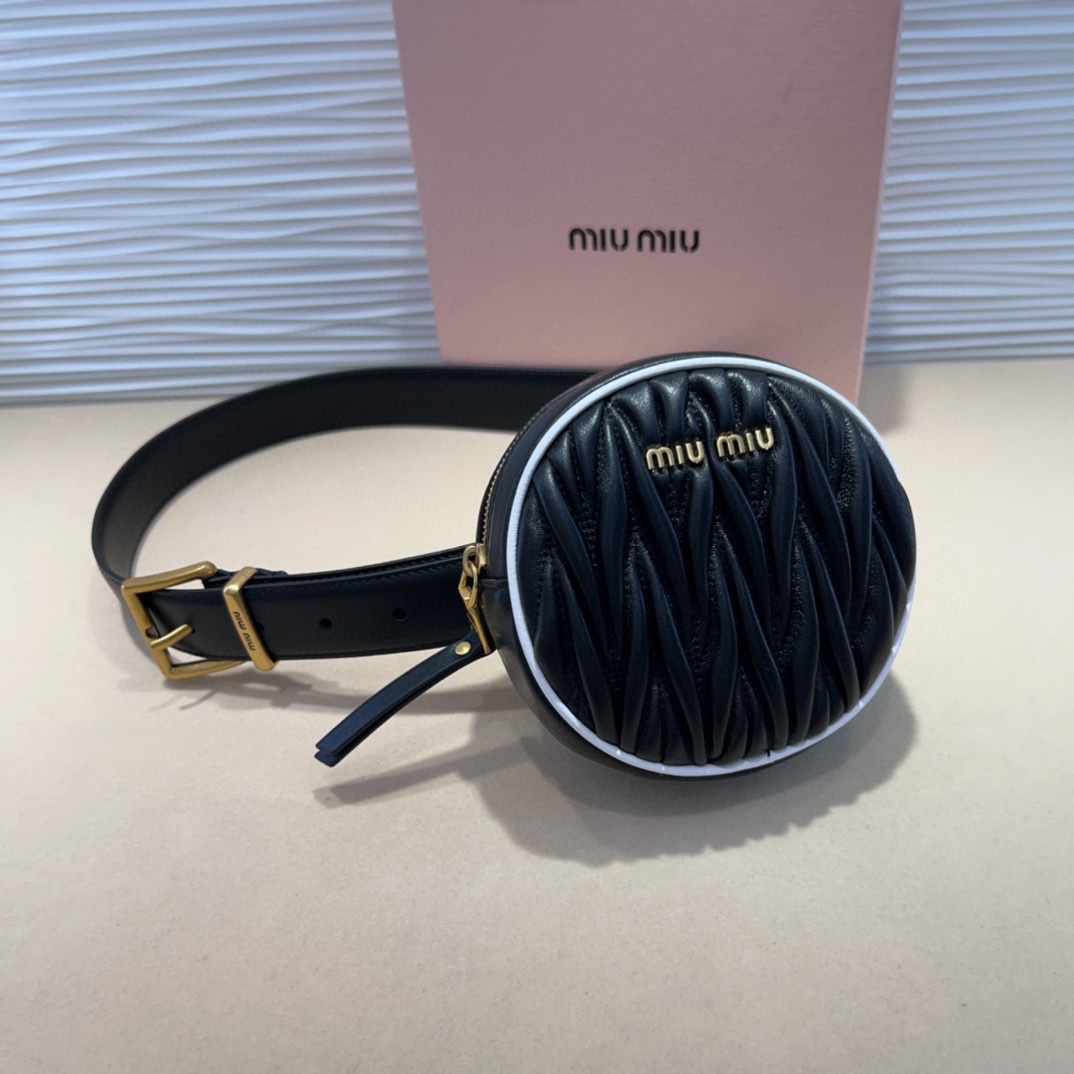 miumiu 这款皮革腰带是提升别致造型品味的理想之选。醒目的标志性徽标装点搭扣，营造精致撞色与纹理效果