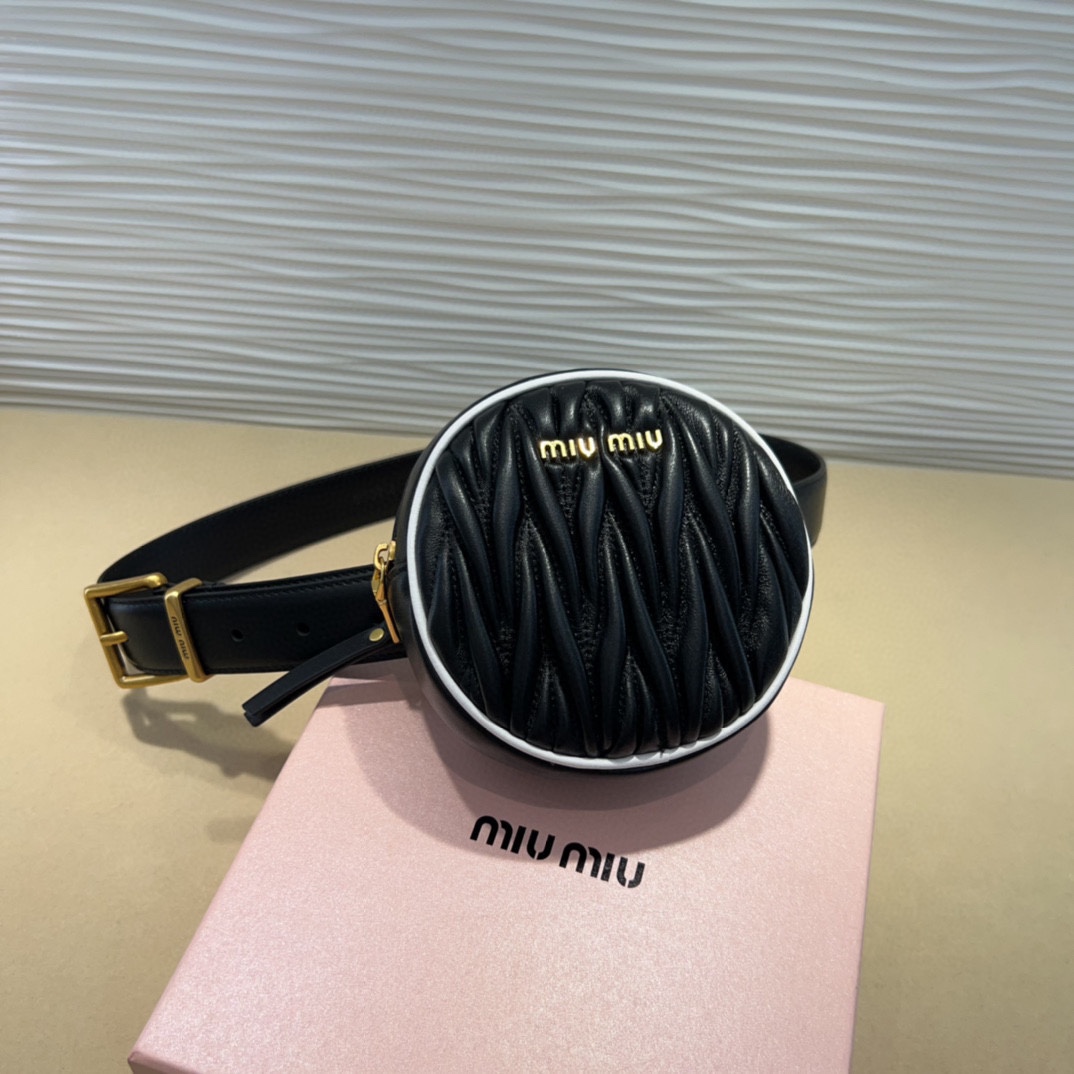 miumiu 这款皮革腰带是提升别致造型品味的理想之选。醒目的标志性徽标装点搭扣，营造精致撞色与纹理效果