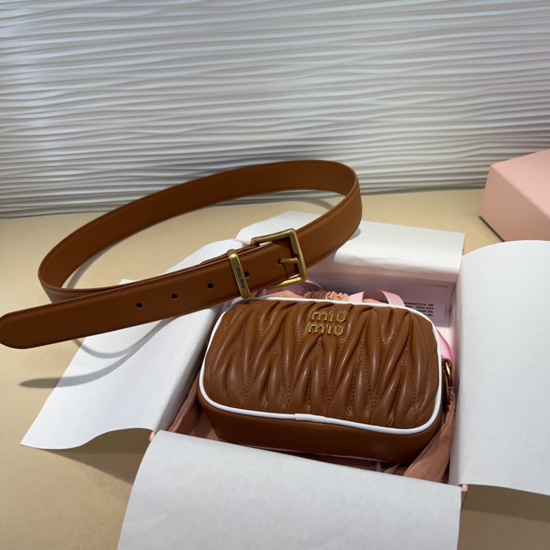miumiu 这款皮革腰带是提升别致造型品味的理想之选。醒目的标志性徽标装点搭扣，营造精致撞色与纹理效果