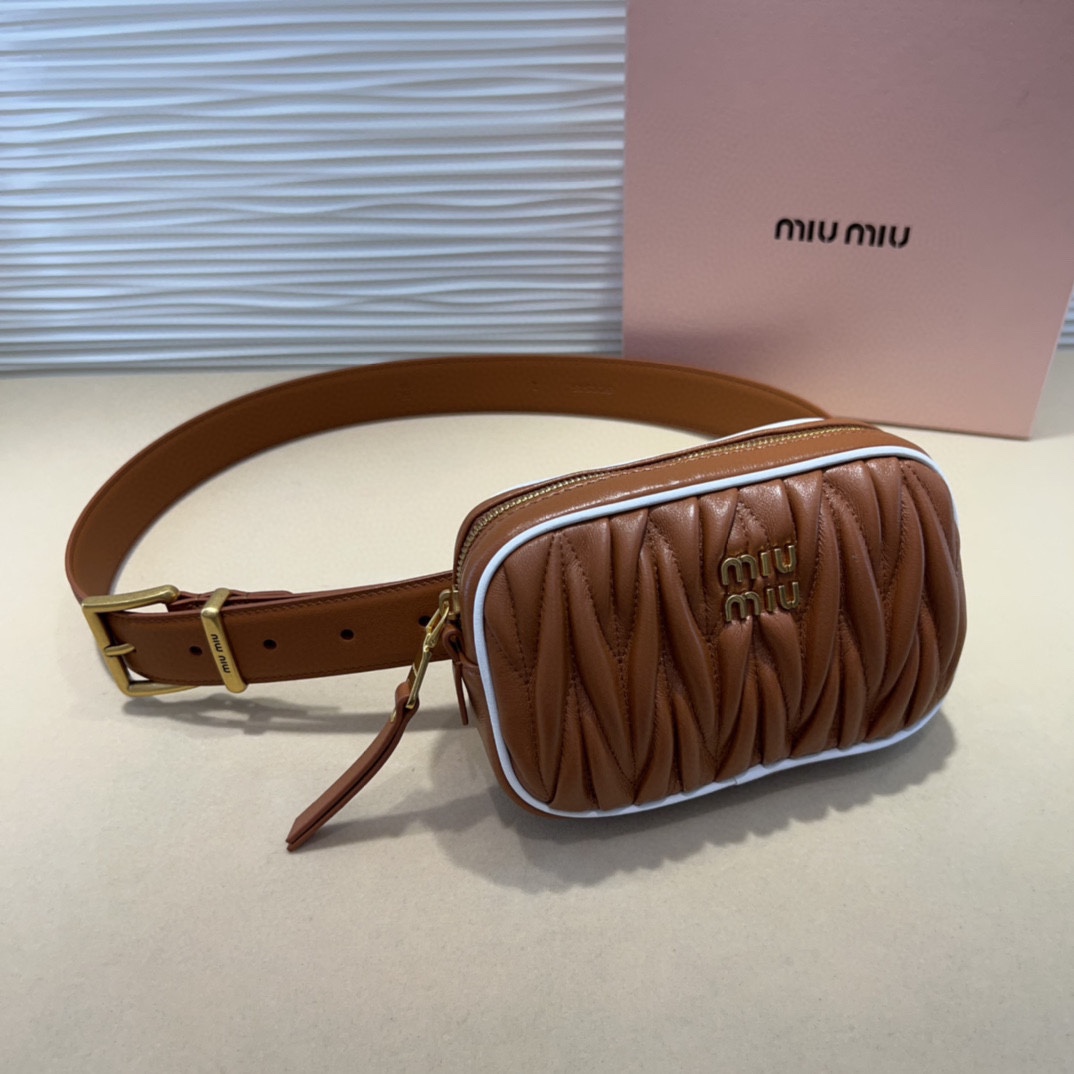 miumiu 这款皮革腰带是提升别致造型品味的理想之选。醒目的标志性徽标装点搭扣，营造精致撞色与纹理效果