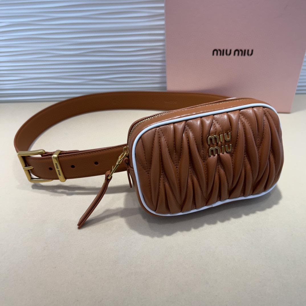 miumiu 这款皮革腰带是提升别致造型品味的理想之选。醒目的标志性徽标装点搭扣，营造精致撞色与纹理效果