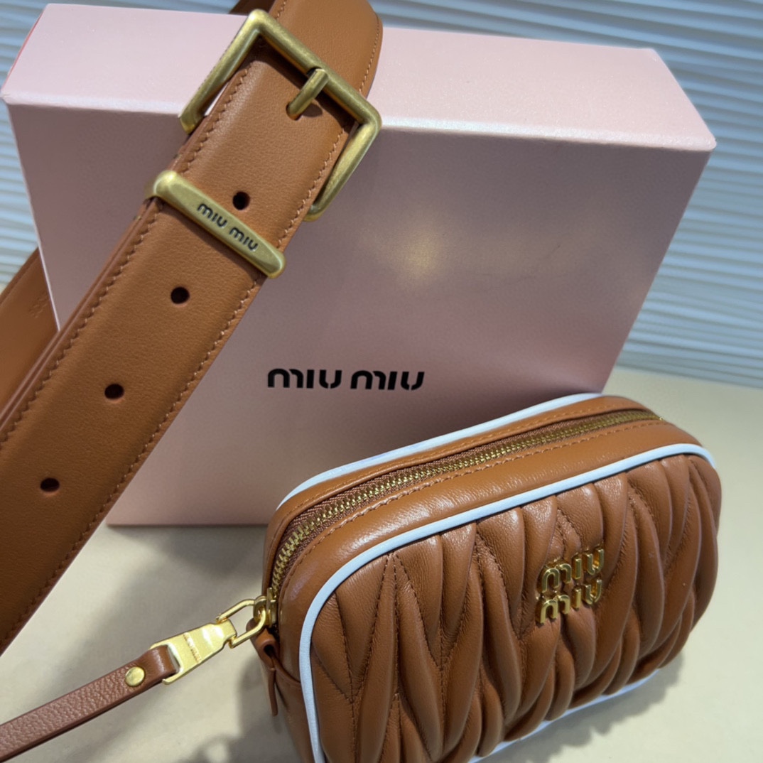 miumiu 这款皮革腰带是提升别致造型品味的理想之选。醒目的标志性徽标装点搭扣，营造精致撞色与纹理效果