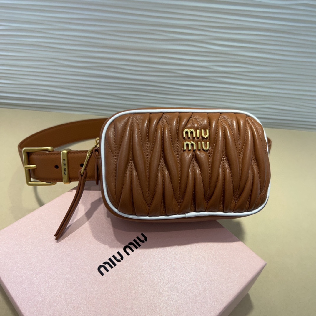 miumiu 这款皮革腰带是提升别致造型品味的理想之选。醒目的标志性徽标装点搭扣，营造精致撞色与纹理效果