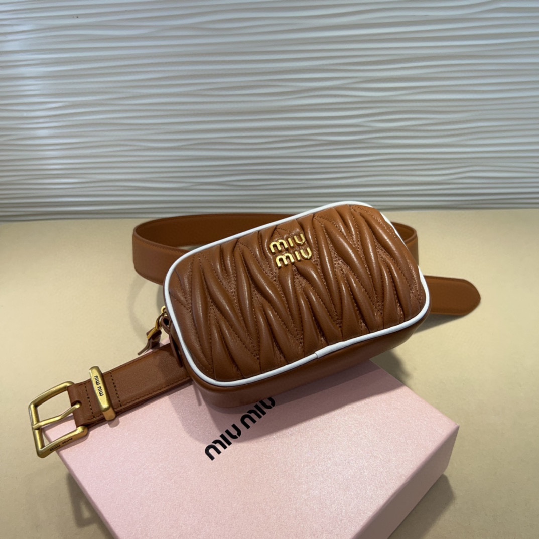 miumiu 这款皮革腰带是提升别致造型品味的理想之选。醒目的标志性徽标装点搭扣，营造精致撞色与纹理效果