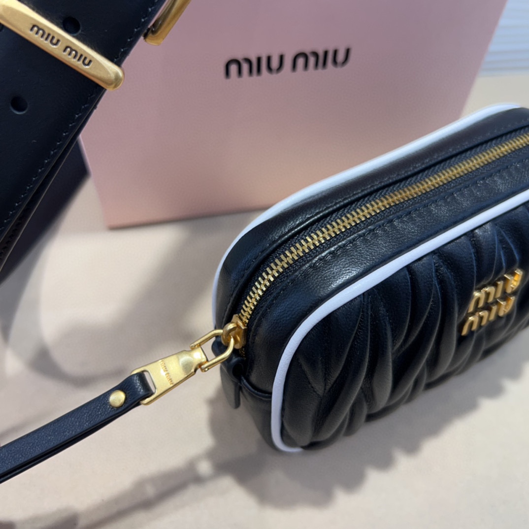 miumiu 这款皮革腰带是提升别致造型品味的理想之选 皮带3 0Cm