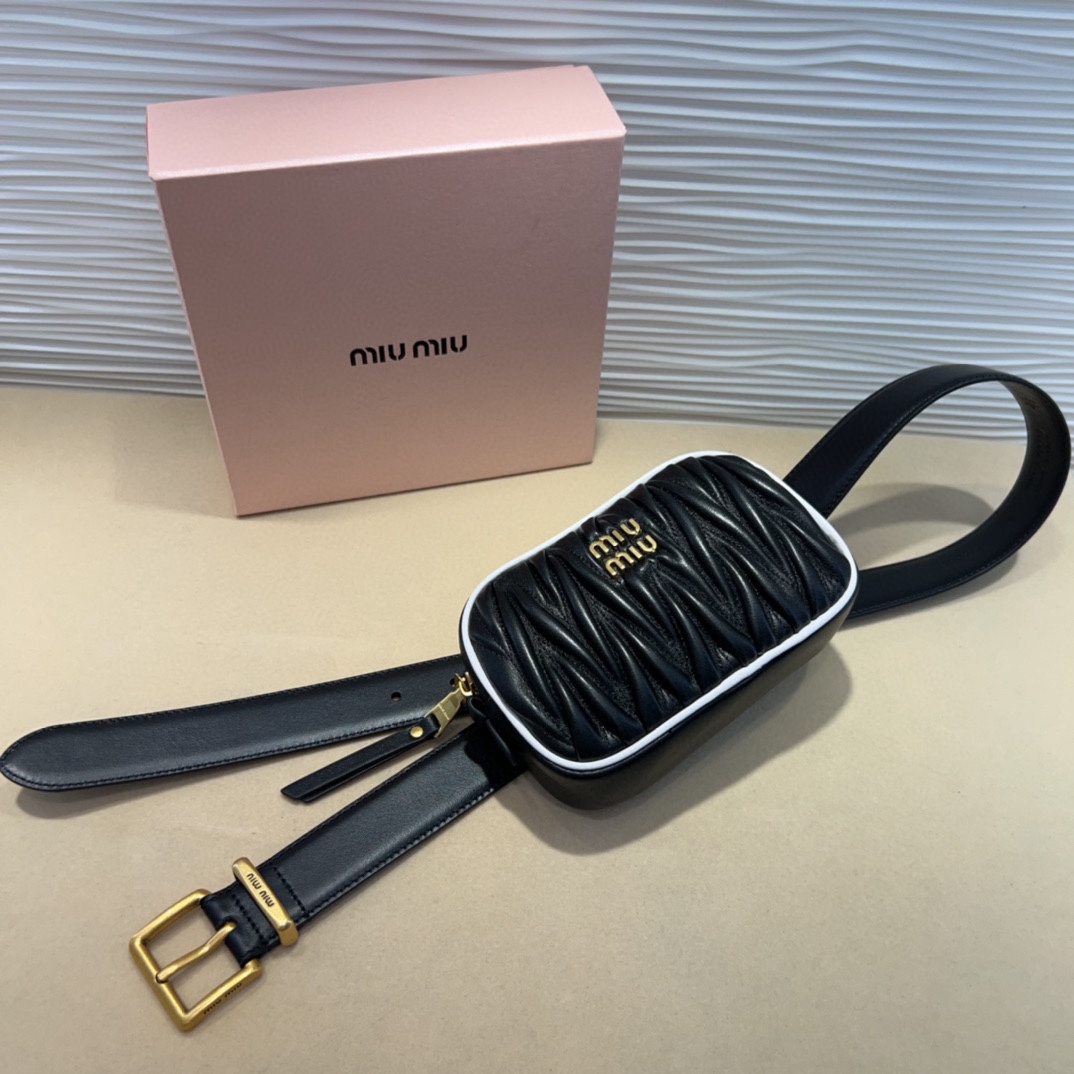miumiu 这款皮革腰带是提升别致造型品味的理想之选 皮带3 0Cm