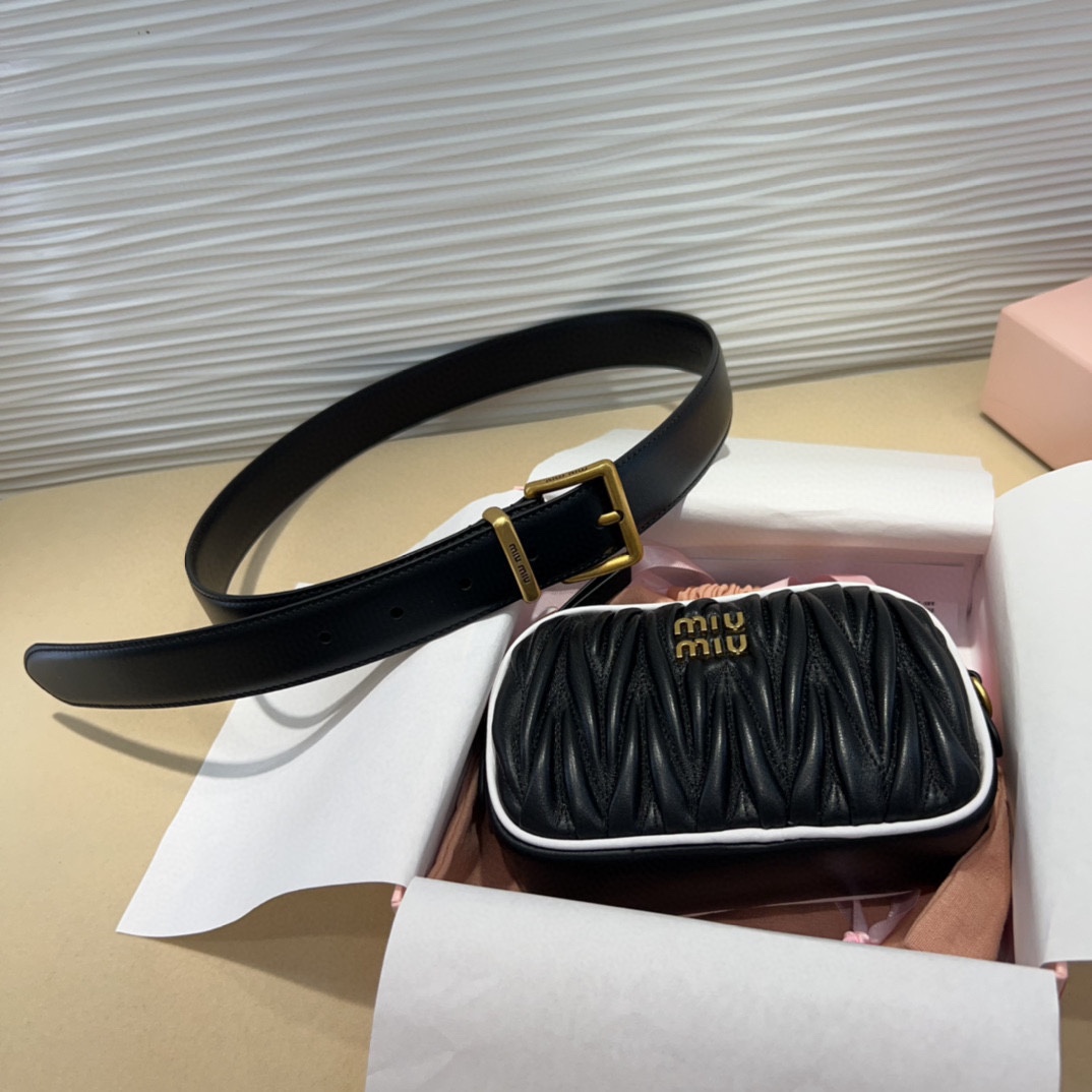miumiu 这款皮革腰带是提升别致造型品味的理想之选 皮带3 0Cm