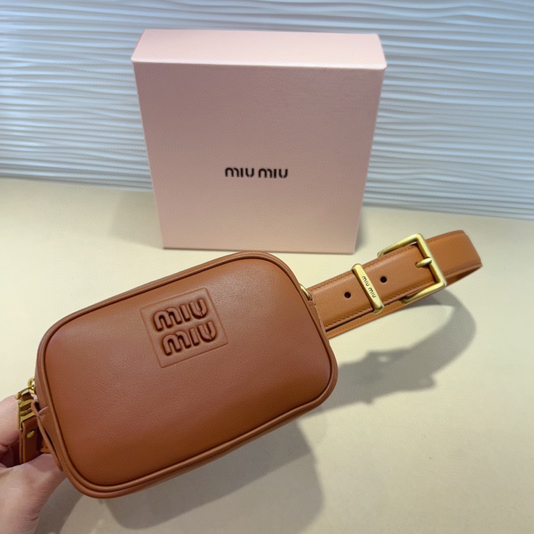 这款皮革腰带是提升别致造型品味的理想之选 皮带宽度3 0Cm针扣