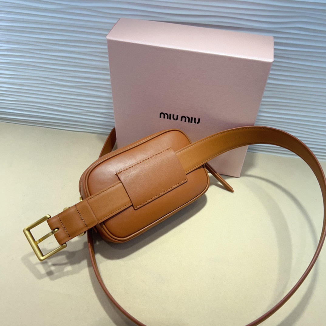 这款皮革腰带是提升别致造型品味的理想之选 皮带宽度3 0Cm针扣